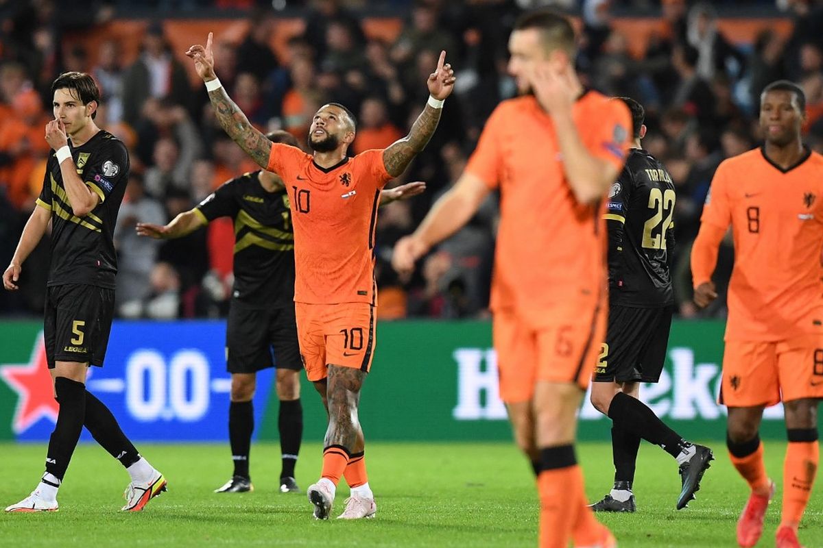 Penyerang timnas Belanda Memphis Depay (tengah) merayakan gol yang dicetaknya ke gawang Gibraltar pada laga lanjutan Grup G Kualifikasi Piala Dunia 2022 Zona Eropa di Stadion Feyenoord, Selasa (12/10/2021) dini hari WIB. 