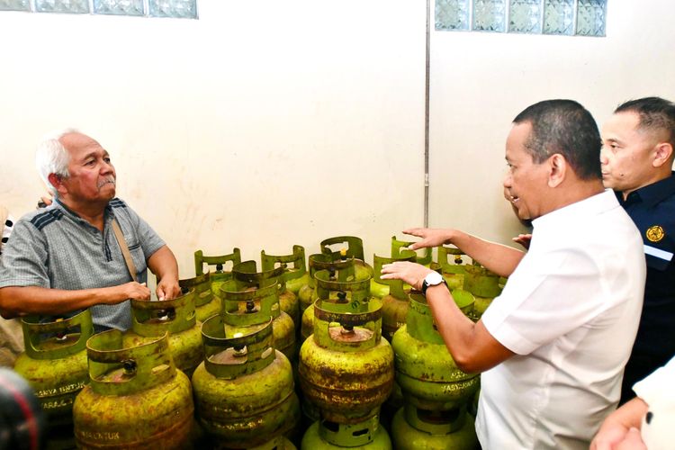 Menteri Energi dan Sumber Daya Mineral (ESDM) Bahlil Lahadalia dalam inspeksi mendadak (sidak) ke sejumlah pangkalan LPG di Jakarta dan Tangerang, Selasa (4/2/2025).
