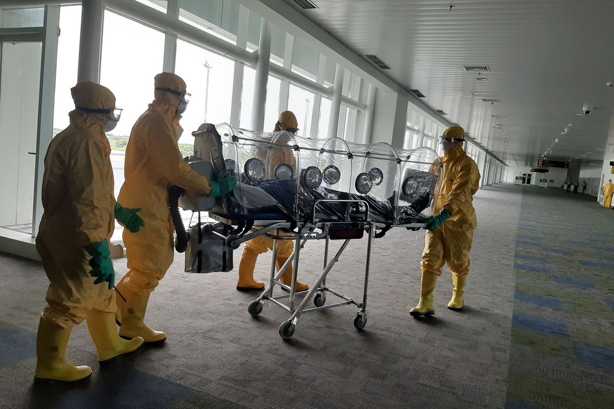 Simulasi penanganan wabah virus Corona oleh petugas di Bandara Jenderal Ahmad Yani Semarang, Kamis (30/01/2020)