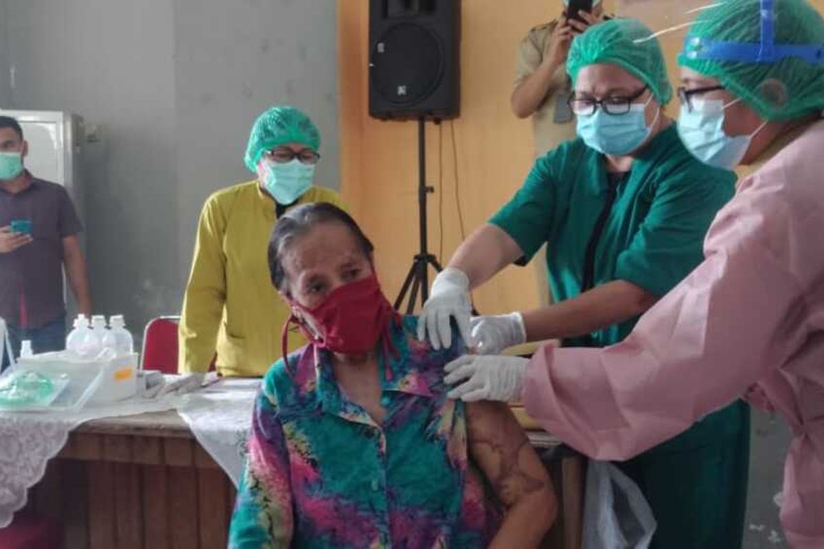 Salah seorang lansia di panti sosial Ina Kaka di suntik vaksin Covid-19 oleh petugas, Selasa (2/3/2021)