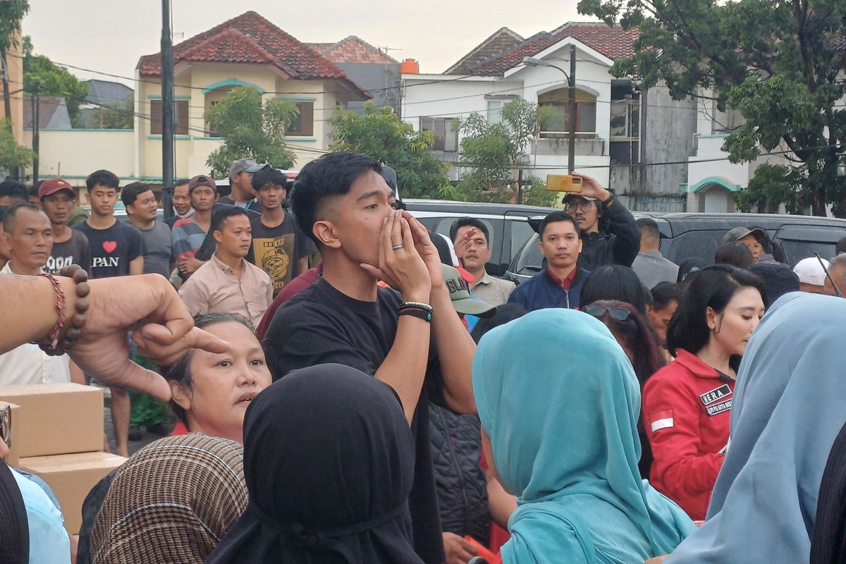 Ketua Umum PSI Kaesang Pangarep saat menggelar acara Tebus Murah Sembako di kawasan Bekasi Timur, Jawa Barat, Rabu (17/1/2024).