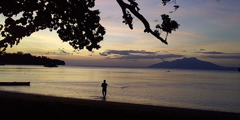 Para pengunjung yang berfoto dengan latar senja di Pantai Wairterang, Maumere, Flores, Nusa Tenggara Timur, Senin (10/6/2019).