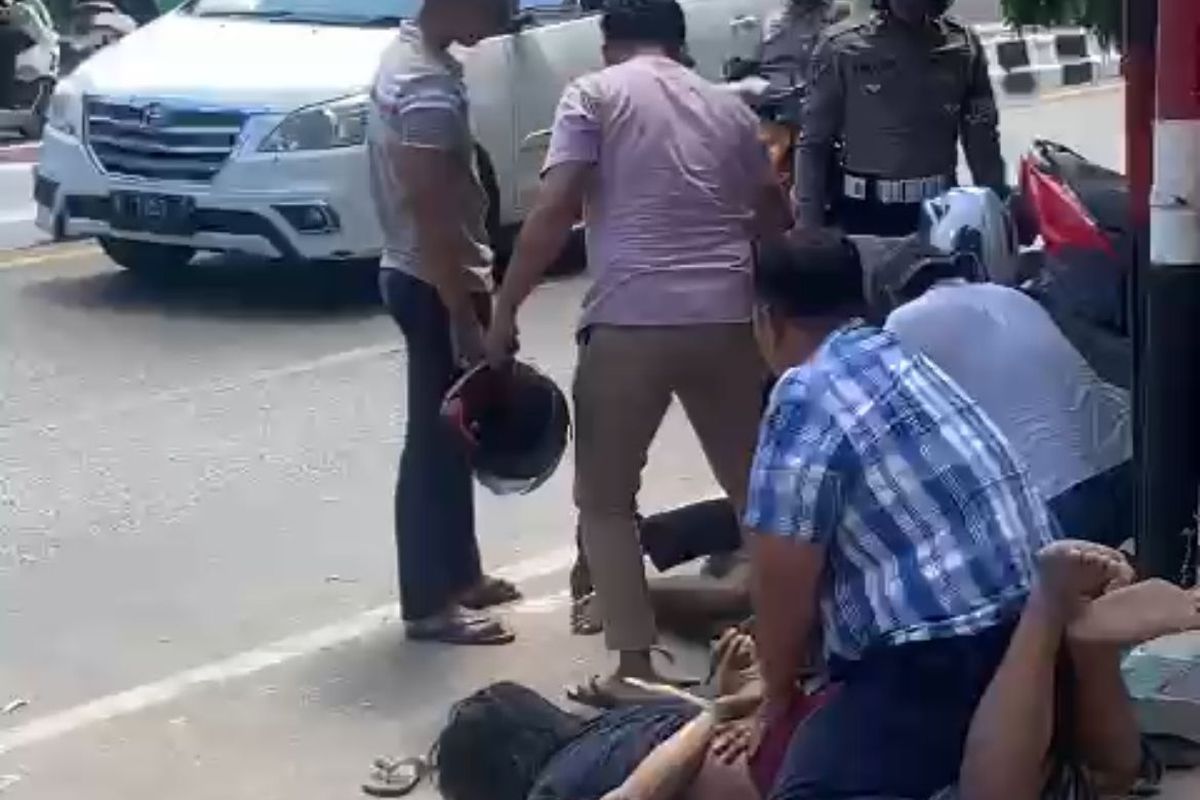 Polisi menangkap dua pekaku yang konsumsi narkoba di Jalan Trunojoyo Sumenep, Jumat (9/8/2024)