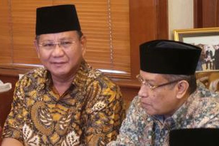 Calon presiden Prabowo Subianto saat bersilaturahmi dengan Ketua PBNU Said Aqil Siradj di Kantor PBNU, Senen, Jakarta Pusat, Selasa (15/7/2014).