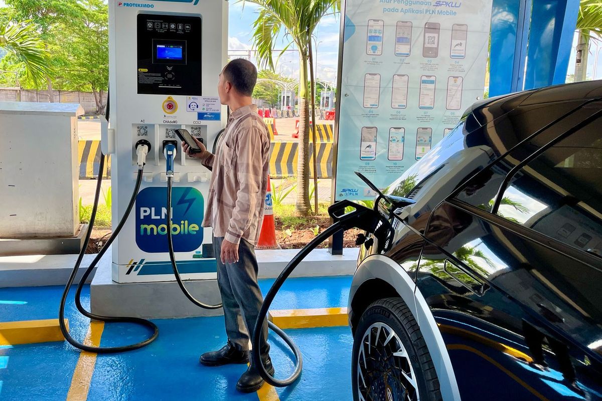 Salah satu pengguna kendaraan listrik asal Serang, Daniel, melakukan charging di SPKLU Pelabuhan Merak, Banten.