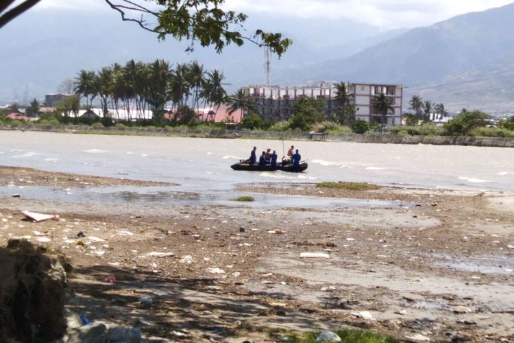 Tim Satgas berupaya melepaskan ban di leher buaya di sungai Palu, Jumat (7/2/2020)