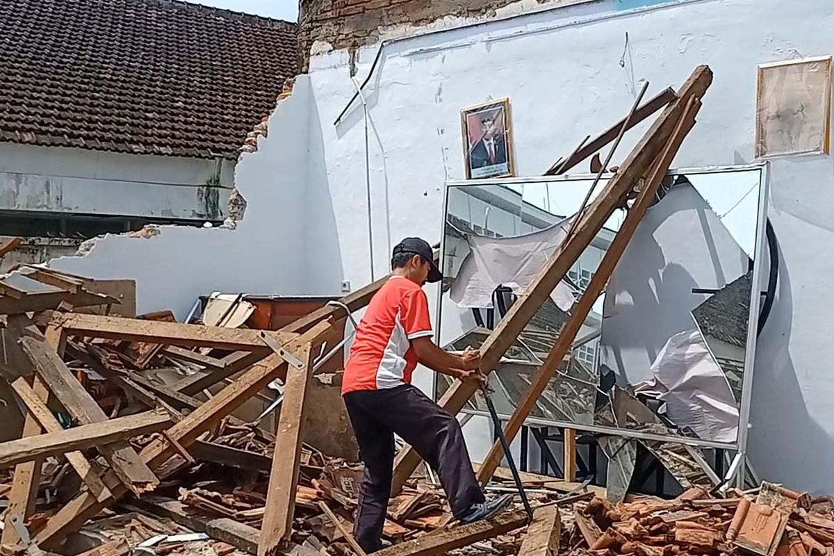 Aula kantor Disnaker Jember ambruk setelah diguyur hujan deras pada minggu malam  