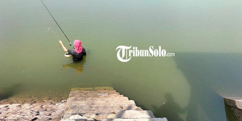 Proses pencarian Eko Sularno, pemuda 23 tahun yang tenggelam saat berusaha mencari hapenya yang jatuh ke air di Waduk Kembangan, Sragen, Jawa Tengah, Jumat (16/6/2023).