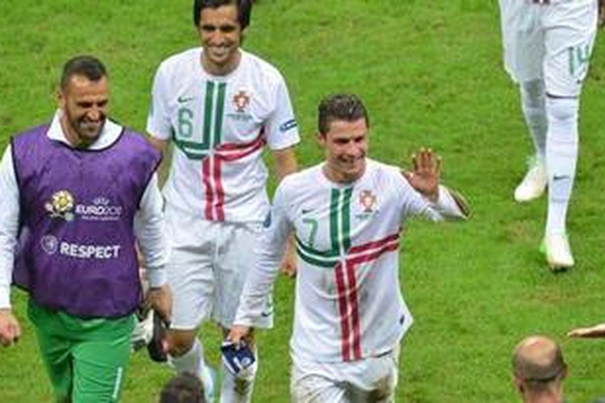 Bomber Portugal Cristiano Ronaldo (tengah) meninggalkan lapangan sembari merayakan kemenangan 1-0 Portugal atas Republik Ceko dalam perempat final Euro di Stadion Nasional Warsawa, Kamis (21/6/2012).