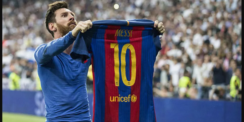 Lionel Messi memperlihatkan kostumnya kepada suporter Real Madrid ketika mencetak gol pada menit ke-92 yang membuat Barcelona menang 3-2 dalam El Clasico di Santiago Bernabeu pada 23 April 2017. Ini juga menjadi gol ke-500 Messi sepanjang kariernya.