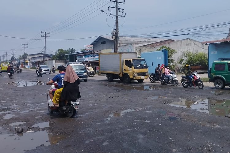 Sudah 6 Bulan Jalan Veteran Deli Serdang Rusak Parah, Banyak Pengendara Terjatuh