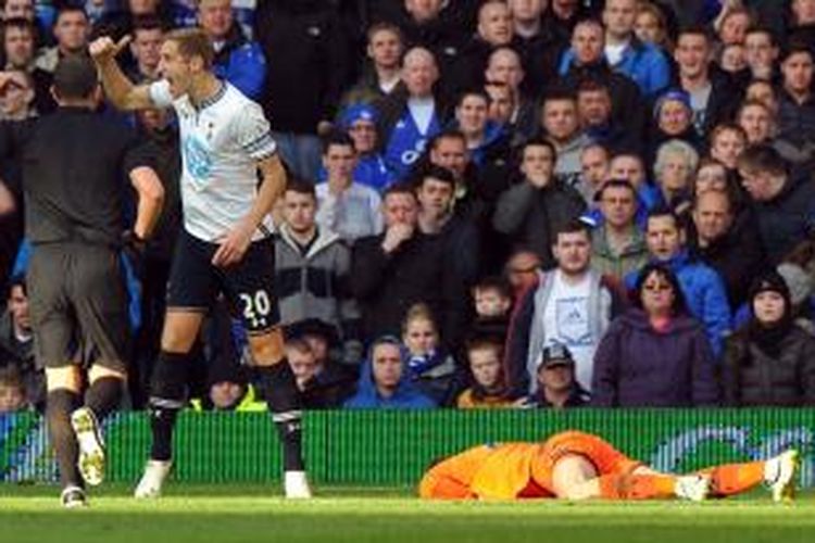 Wasit Kevin Friend (kiri) dan bek Tottenham Hotspur Michael Dawson (tengah) memanggil bantuan untuk kiper Hugo Lloris (kanan) yang terkapar setelah berbenturan dengan penyerang Everton Romelu Lukaku, pada laga Premier League, di Goodison Park, Minggu (3/11/2013).