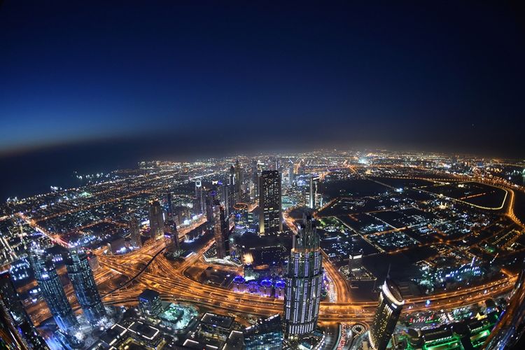 Pemandangan Kota Dubai, Uni Emirat Arab, diambil dari lantai atas Gedung Burj Khalifa, Selasa (16/5/2017). Bangunan dengan ketinggian mencapai 828 meter itu memiliki dek observasi tertinggi di dunia yang dapat melihat pemandangan Dubai secara 360 derajat.