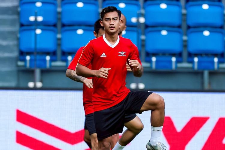 Pesepakbola Timnas Indonesia Pratama Arhan saat berbaju Bangkok United dalam latihan tim.