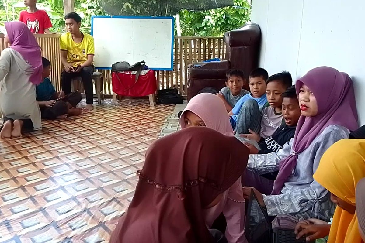 Siswa di sekolah SDN 356 Desa Papakaju, Kecamatan Suli, Kabupaten Luwu, Sulawesi Selatan, Selasa (27/9/2022) kembali belajar di teras dan rumah-rumah warga akibat sekolah mereka selama lebih dari satu bulan disegel oleh pemilik lahan.