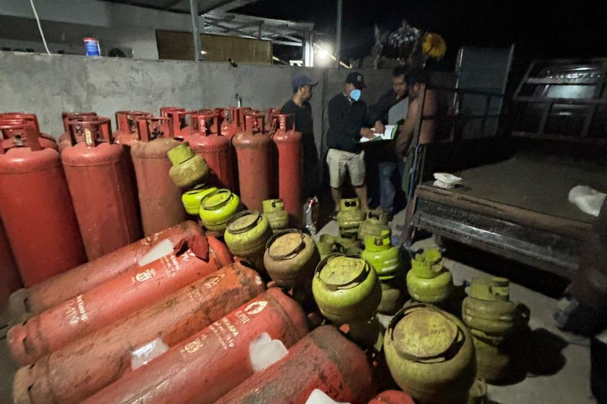 Praktik penyuntikan elpiji bersubsidi ke dalam tabung gas non-subsidi berukuran 50 kilogram yang terjadi di sebuah gudang Jalan Tunjung Tutur III, Gang Pari, Desa Peguyangan Kaja, Denpasar Utara, Kota Denpasar, Bali, pada Kamis (25/7/2024). /Dok. Humas Polda Bali
