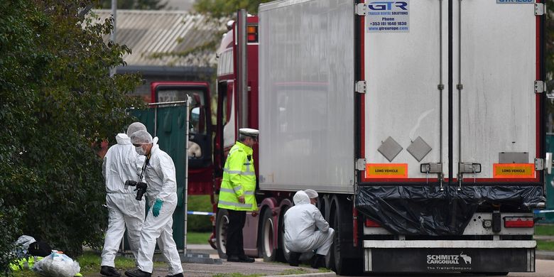 Forensik dari Kepolisian Inggris bekerja memeriksa truk di mana 39 mayat ditemukan di kontainer di Kawasan Industri di Grays, timur London, pada 23 Oktober 2019.