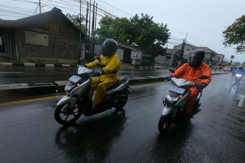 Naik Motor Saat Hujan, Perhatikan Kondisi Tubuh dan Gaya Berkendara