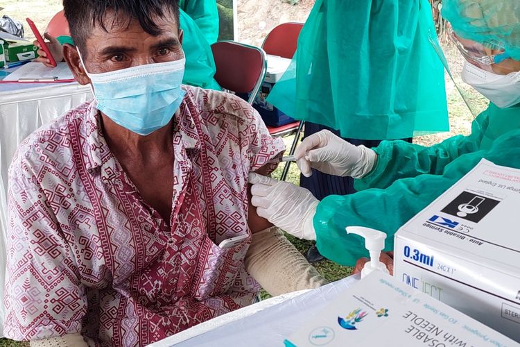 Salah seorang pemulung yang disuntik vaksinasi Covid-19 di tempat pembuangan akhir (TPA) Rawa Kucing, Kecamatan Neglasari, Kota Tangerang, Selasa (28/9/2021).