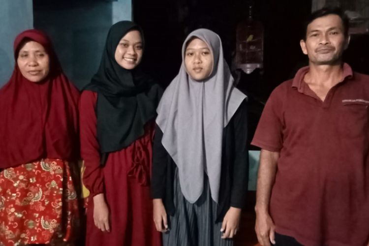 Wijirah, Mutiara, Happy, dan Sukamdi foto bersama. Sukamdi yang berprofesi buruh tak menyangka kedua putrinya bisa kuliah gratis di Universitas Negeri Yogyakarta (UNY).