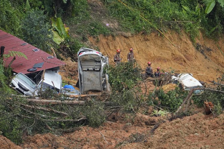 Lokasi tanah longsor di Batang Kali, Malaysia, Sabtu (17/12/2022). Belasan orang tewas dan otoritas setempat khawatir puluhan korban lainnya masih tertimbun di wilayah pertanian tersebut.