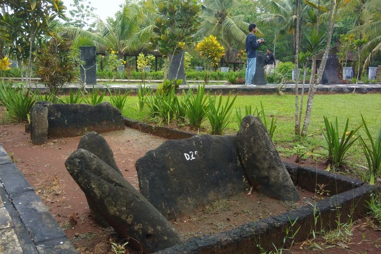 Kubur Batu yang terdapat di Situs Sokoliman, Desa Bejiharjo, Karangmojo, Gunungkidul