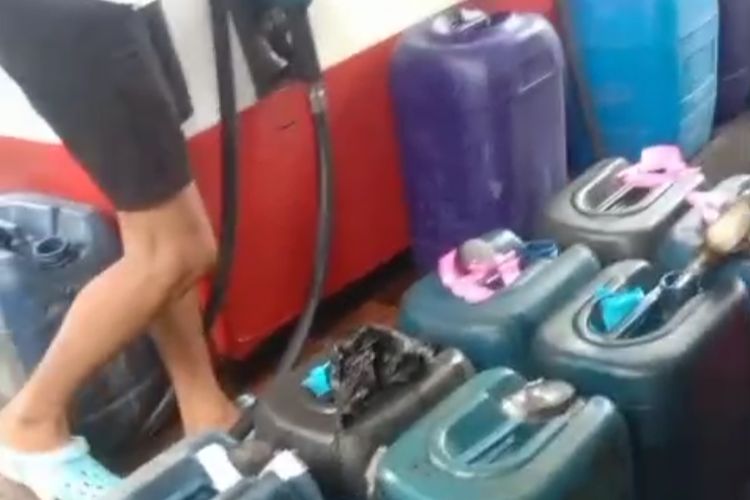 Mafia BBM Subsidi Merajalela di Bone, Pelangsir Bebas Antre Bawa Puluhan Jeriken di SPBU