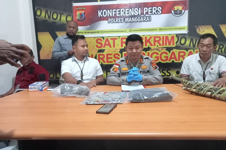 Foto : Kapolres Manggarai, AKBP Yoce Marten saat menggelar konferensi pers Kamis sore.