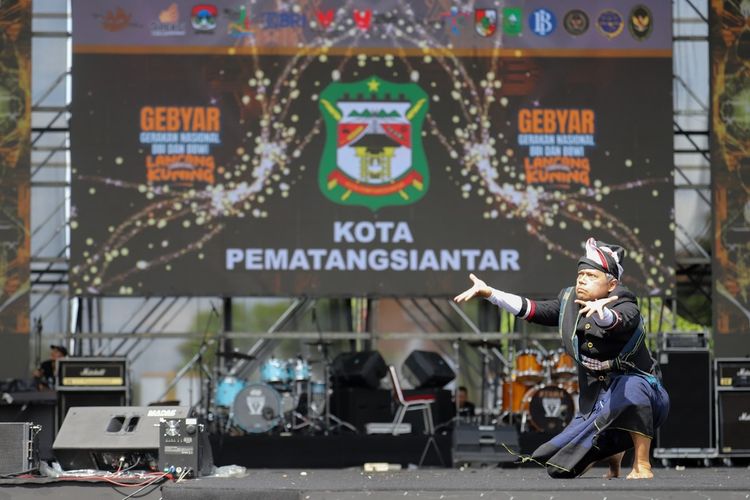 Foto: Sri Sultan Saragih saat pementasan Tortor Nanggur Daha dan Raja Bongkala karya Raminah Garingging pada seremonial Apeksi di Pekanbaru, Riau, Jumat 4 Mei 2024. |