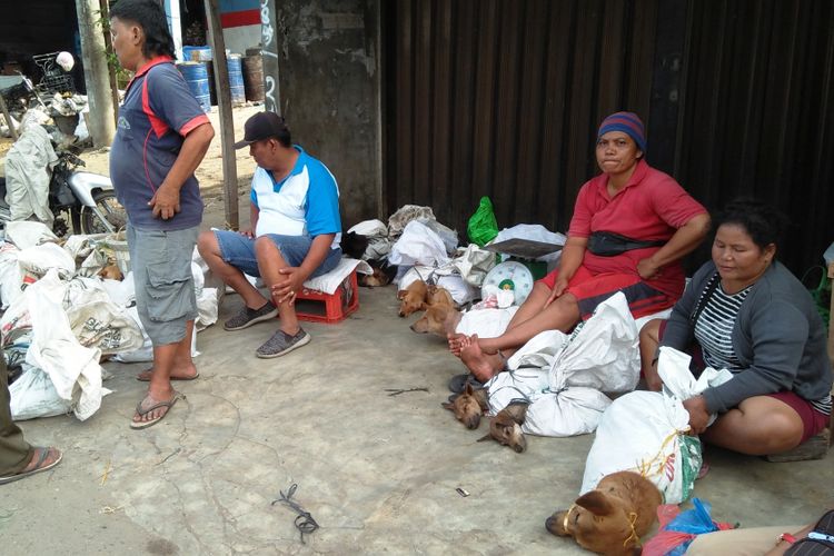 Pedagang anjing di Pasar Pancurbatu, Kabupaten Deliserdang, Sumatera Utara