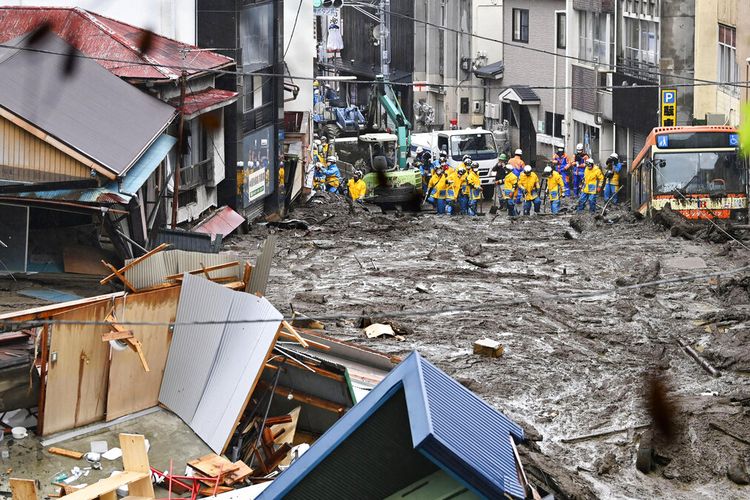 Tim penyelamat melakukan operasi pencarian di lokasi tanah longsor di Izusan di Atami, prefektur Shizuoka, barat daya Tokyo, Minggu, 4 Juli 2021.