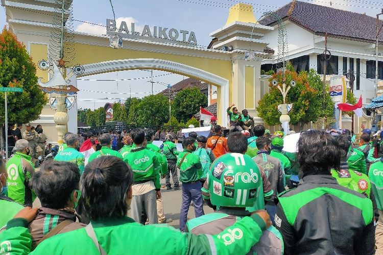 Ratusan pengemudi Ojol dari Tegal, Brebes, dan Pemalang menggelar demonstrasi di depan Balai Kota Tegal, Jawa Tengah, Senin (19/9/2022). 