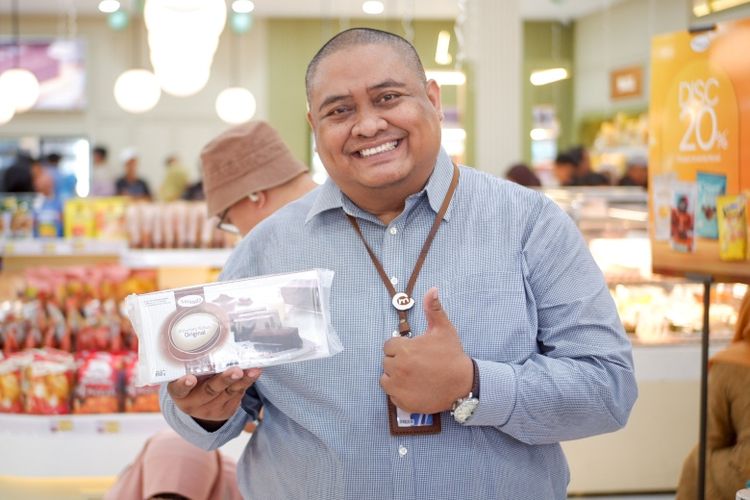 General Manager Amanda Brownies Endi Yunarso pada pembukaan gerai ke-149 Amanda Brownies di Jalan Raya Tajur Nomor 1, Kelurahan Sukasari, Kota Bogor Timur, Jawa Barat, Sabtu (22/11/2025). 