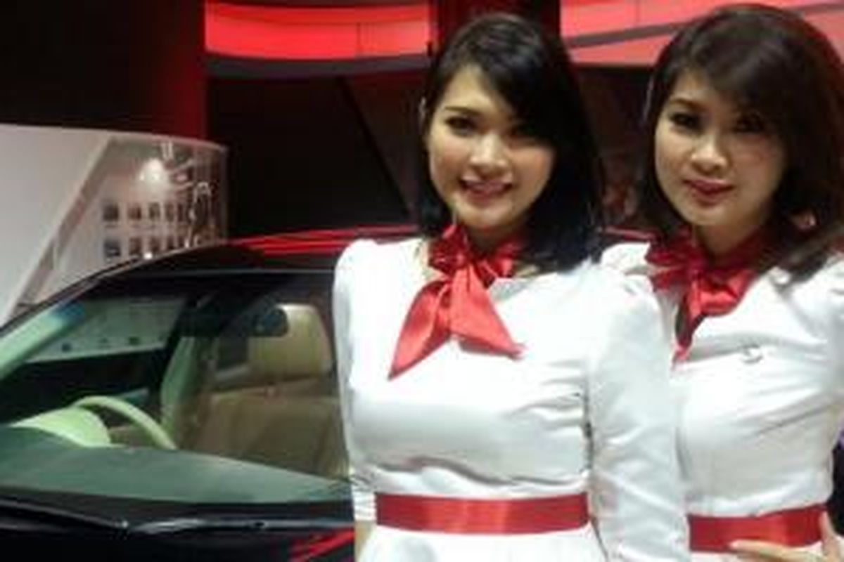 Nana dan Sasha, SPG kembar dari stan Nissan.