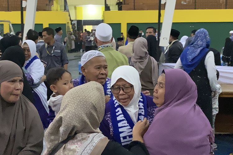 Suasana haru saat kepulangan Jamaah Haji kloter 18 asal Kabupaten Sukabumi, Jumat (20/6/2025)