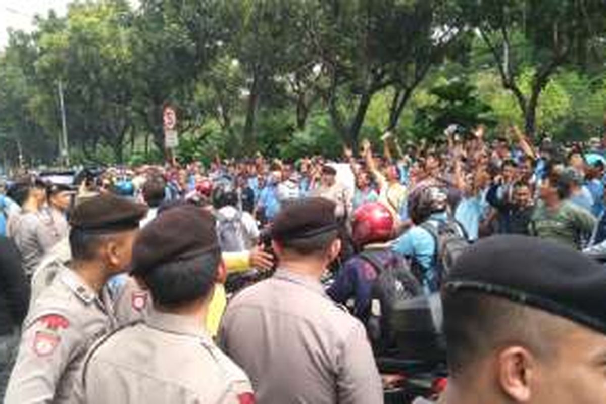 Sopir angkutan umum berdemo di depan Balai Kota DKI ,Jalan Medan Merdeka Selatan, Selasa (22/3/2016). 