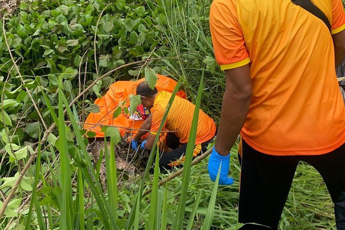 Warga menemukan mayat wanita tanpa identitas di  Desa Sena, Kecamatan Batang Kuis, Kabupaten Deli Serdang, Sumatera Utara, Sabtu (17/5/2025). Kondisi mayat dalam keadaan, setengah tubuh telah menjadi tengkorak. 