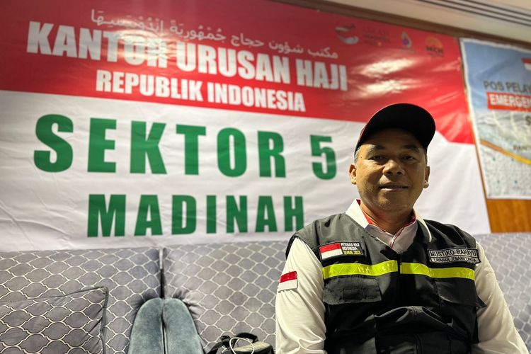 Mustiko (54) menceritakan pengalamannya membantu jemaah haji lansia di Madinah, Jumat (16/6/2023).
