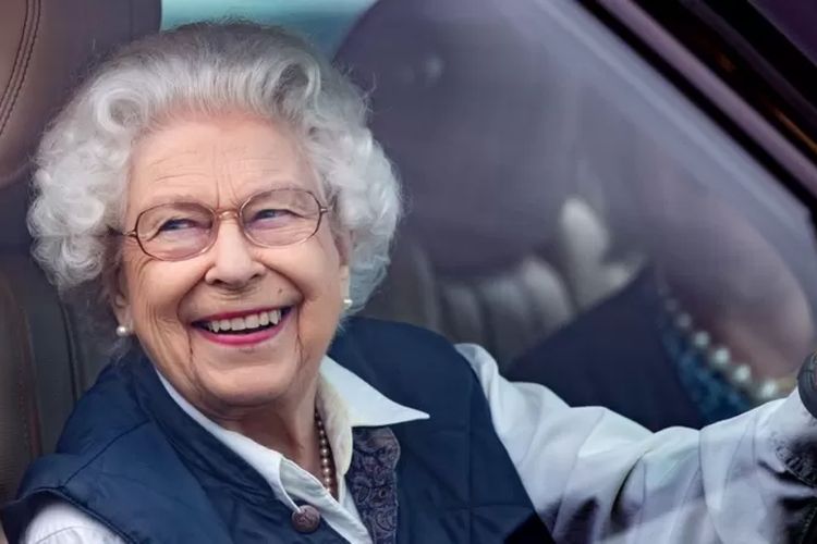 Ratu Elizabeth II gemar mengemudi Land Rover.