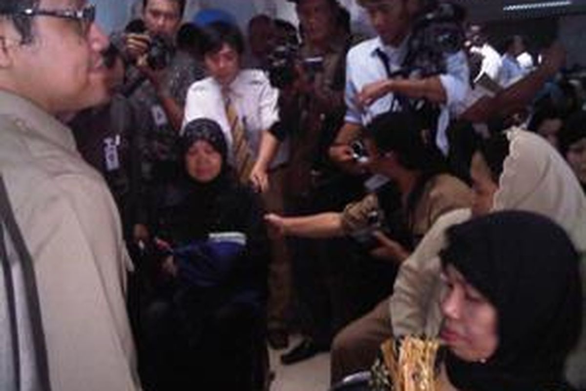 Menteri Tenaga Kerja dan Transmigrasi Muhaimin Iskandar menjemput TKI bermasalah di Bandara Internasional Soekarno-Hatta, Selasa (10/11).