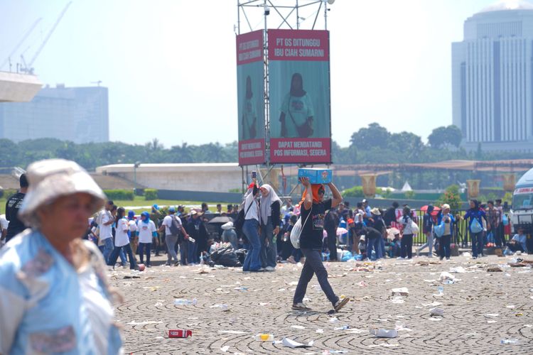 164 Ton Sampah Diangkut Usai Perayaan May Day di Monas