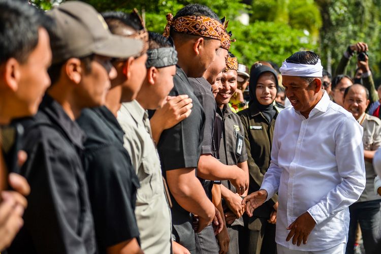 Gubernur Jawa Barat Dedi Mulyadi menyalami petugas keamanan saat mengikuti halalbihalal di Gedung Sate, Bandung, Jawa Barat, Selasa (8/4/2025). Pemerintah Provinsi Jawa Barat menggelar halalbihalal bersama seluruh ASN dari berbagai dinas setelah libur Idul Fitri 1446 H. ANTARA FOTO/Raisan Al Farisi/nz 