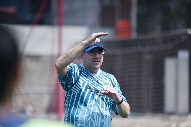 Pelatih Persib Bandung, Robert Rene Alberts, memberikan instruksi kepada para pemain dalam sesi latihan di Soccer Republik, Kota Bandung, Rabu (15/9/2021).