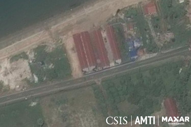 Pusat Studi Strategis dan Internasional (CSIS) pada Rabu (13/10/2021) mengumumkan gambar satelit yang menunjukkan konstruksi pada Agustus dan September dari tiga bangunan baru dan dimulainya pembangunan jalan baru di Pangkalan Angkatan Laut Ream, Kamboja.