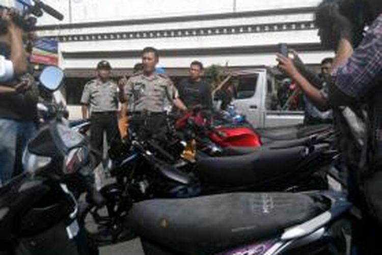 Kepala Polrestabes Makassar, Komisaris Besar (Kombes) Polisi Rusdi Hartanto menggelar 58 motor hasil yang disita jajarannya, Jumat (8/1/2016). 