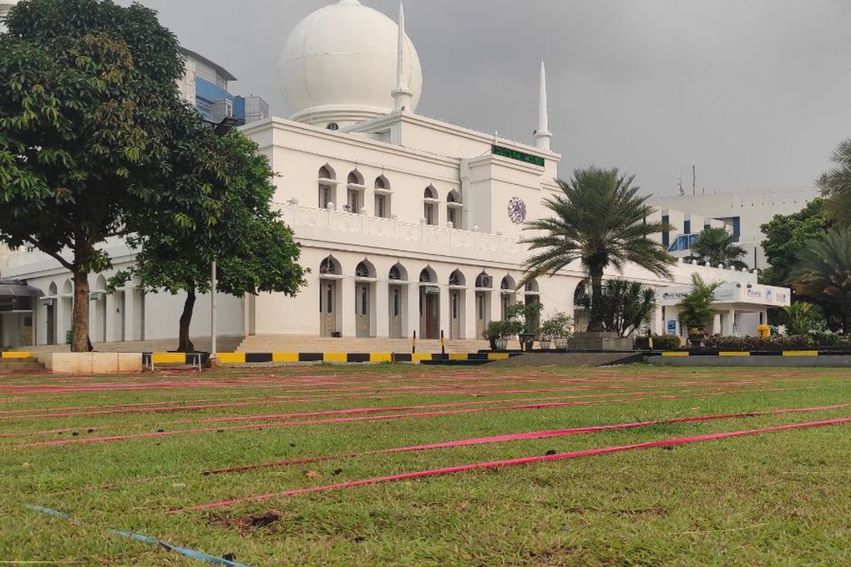 Penampakan saf shalat di Masjid Agung Al-Azhar, Jakarta Selatan, yang dipersiapkan untuk shalat Id, Kamis (20/4/2023). 