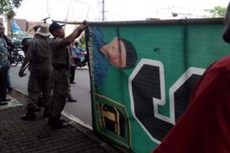 Baliho bergambar Bupati Tasikmalaya Uu Ruzhanul Ulum bersama partainya dicopot paksa karena melanggar aturan, Kamis (31/10/2013).