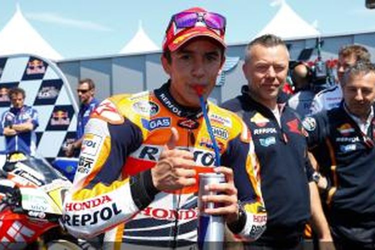 Pebalap asal Spanyol, Mac Marquez, mengacungkan jempol usai balapan di Sirkuit Laguna Seca pada GP Amerika Serikat, Minggu (21/7/2013).