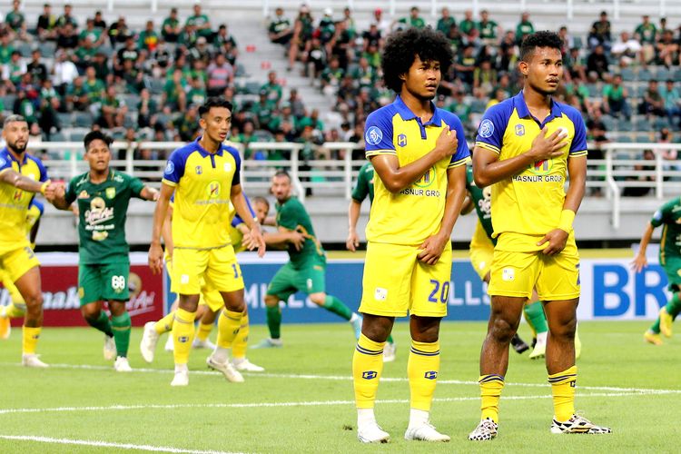Pemain kembar Barito Putera Bagus Kaffa dan Bagas Kahfi berisp menghalau tendangan pemain Persebaya saat pertandingan pekan ke-2 Liga 1 2023-2024 yang berakhir dengan skor 1-1 di Stadion Gelora Bung Tomo Surabaya, Sabtu (8/7/2023) sore WIB.