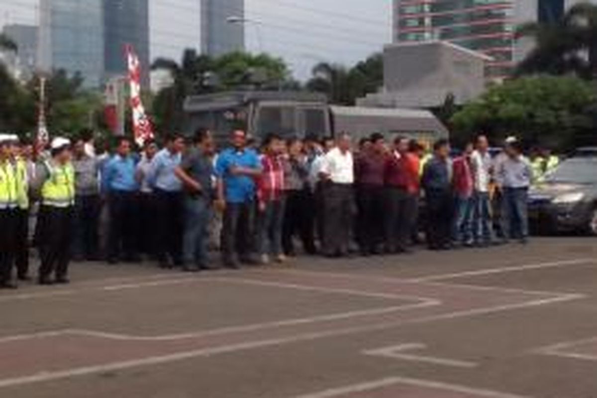 Polisi berpakaian sipil sedang mengikuti apel penggeseran pasukan Operasi Lilin ke lokasi pengamanan di Mapolda Metro Jaya, Rabu (24/12/2014).